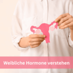 Weibliche Hormone verstehen: Zyklus & Gesundheit im Fokus Auf dem Bild sieht man eine Frau im Hand hölt sie grafisch gestalltete Eierstöcke